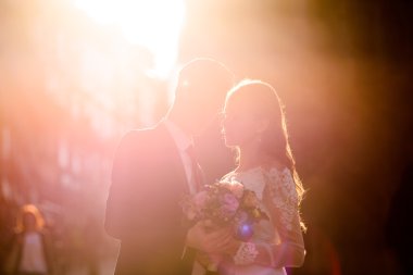 güzel genç çift birbirlerine baktılar.