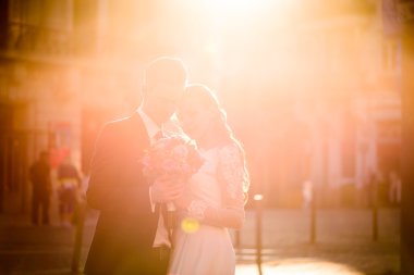 mutlu genç çift ve parlak ışık ışınları