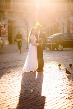 mutlu genç çift ve parlak ışık ışınları