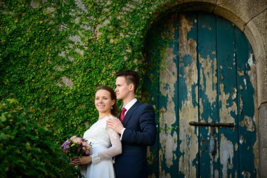 Arka planda düğün birkaç eski bir kapı