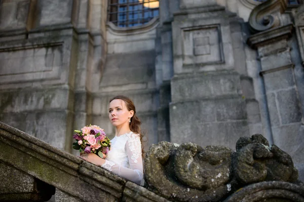 Belle mariée contre un mur de briques — Photo