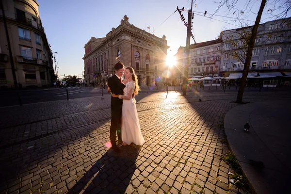 Šťastný mladý pár a světlé paprsky světla — Stock fotografie