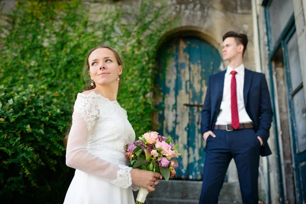 Svatební pár na pozadí staré dveře — Stock fotografie