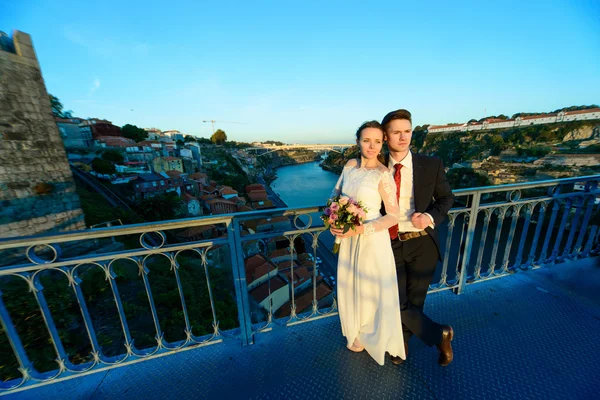Frisch verheiratet von der Brücke in porto — Stockfoto