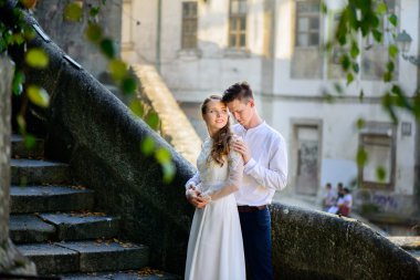 güzel gelin ve damat merdivenlerde