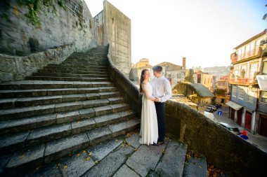 güzel gelin ve damat merdivenlerde