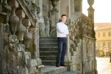 Church yakınındaki güzel şık damat