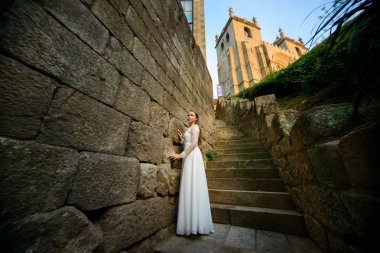 merdivenlerde Church yakınındaki güzel şık gelin