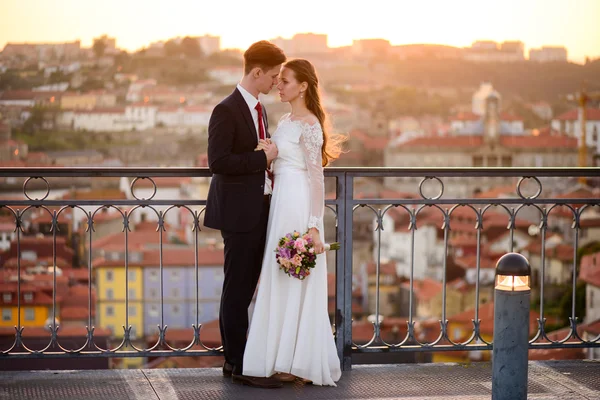 Sposi novelli sullo sfondo della città Porto — Foto Stock