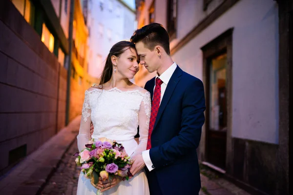 Novomanželé na pozadí města Porto — Stock fotografie