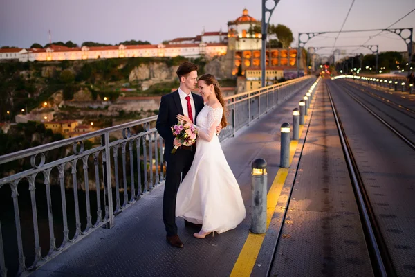 Только что женился на мосту в Порту — стоковое фото