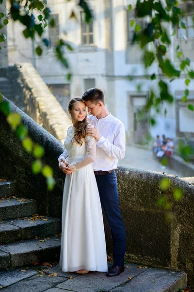 Krásná nevěsta a ženich na schodech — Stock fotografie