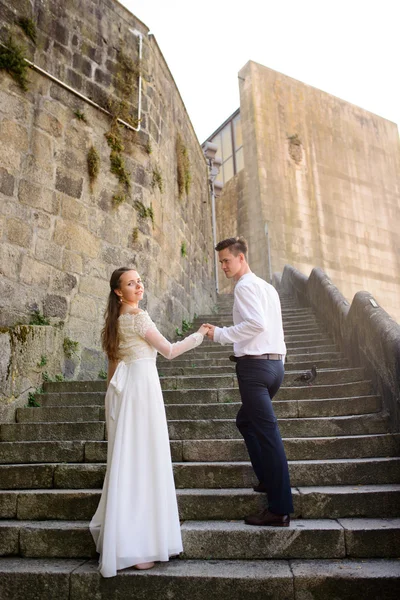 Schöne Braut und Bräutigam auf der Treppe — Stockfoto