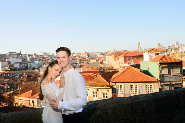 Frischvermählte vor dem Hintergrund des Stadthafens — Stockfoto