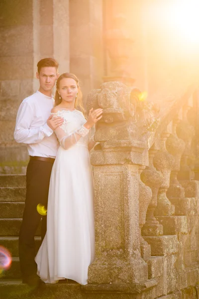 Heureux jeune couple et les rayons lumineux de la lumière — Photo