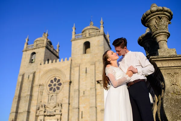 Kul nyligen gift par omfamning nära kyrkan — Stockfoto