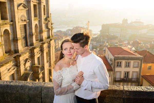 Sposi novelli sullo sfondo della città Porto — Foto Stock