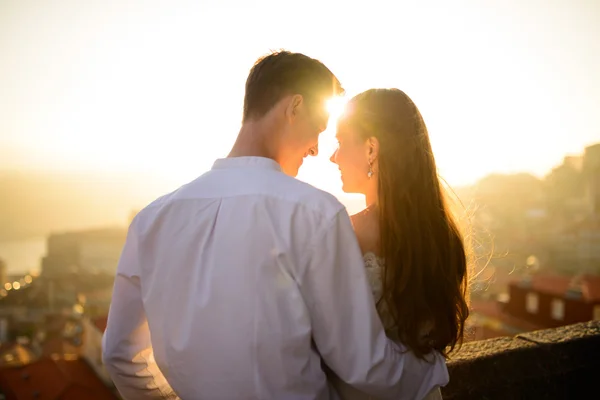 Glückliches junges Paar und die hellen Lichtstrahlen — Stockfoto