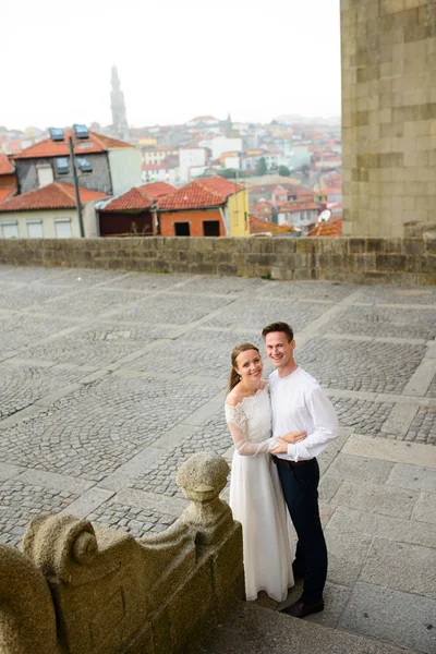 Sposi novelli sullo sfondo della città Porto — Foto Stock