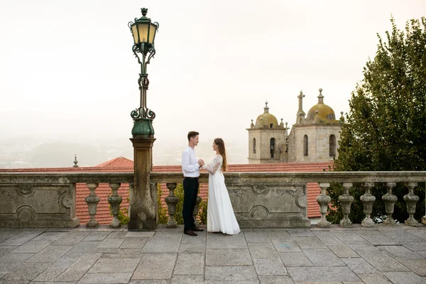 Nygifta på bakgrund av staden Porto — Stockfoto
