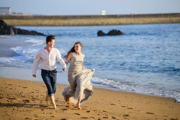 Couple de plage marchant en voyage romantique lune de miel — Photo