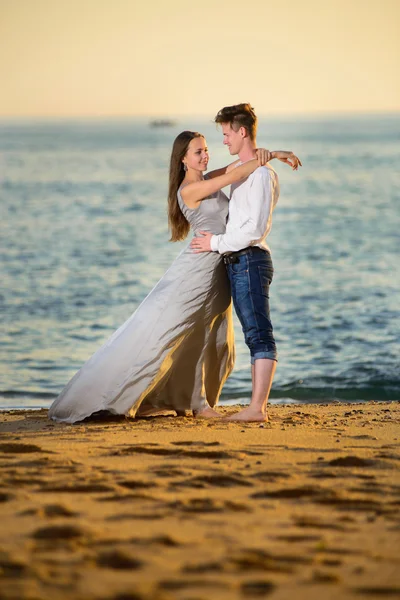 Παραλία ζεύγος που περπατά στο ρομαντικό ταξίδι μήνα του μέλιτος — Φωτογραφία Αρχείου