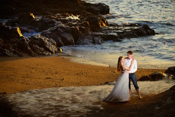Playa pareja caminando en romántico viaje luna de miel — Foto de Stock
