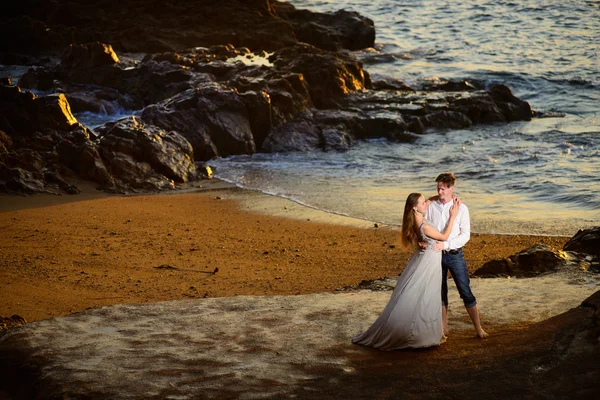 Couple de plage marchant en voyage romantique lune de miel — Photo