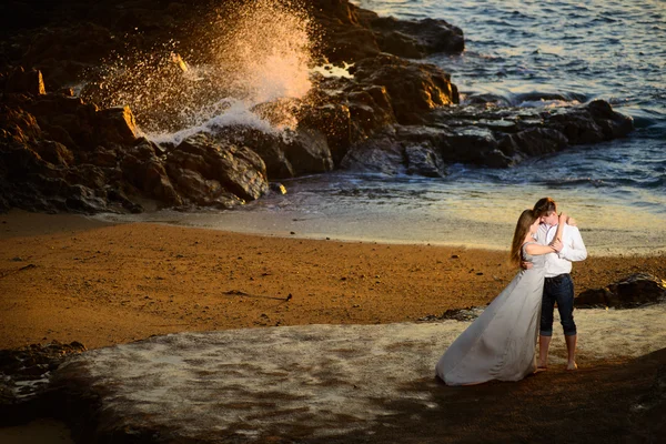 Playa pareja caminando en romántico viaje luna de miel — Foto de Stock