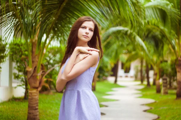 Jolie jeune fille à palmiers jardin près de la mer — Photo