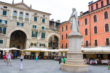  Dante Verona için anıt