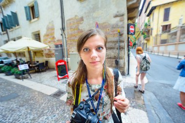 hayret ve surprisde genç kadın