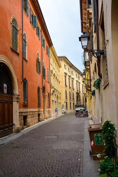 Personas en la calle en Verona, Italia — Foto de Stock