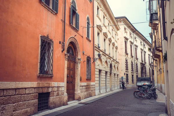 Personas en la calle en Verona, Italia — Foto de Stock