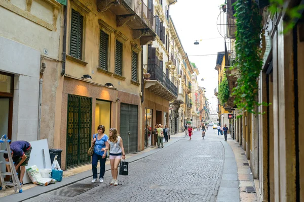 Personas en la calle en Verona, Italia — Foto de Stock