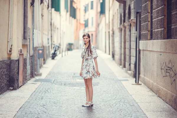 Meisje in stad, Italia — Stockfoto