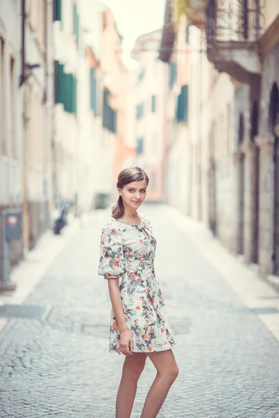 Dívka ve městě, Italia — Stock fotografie