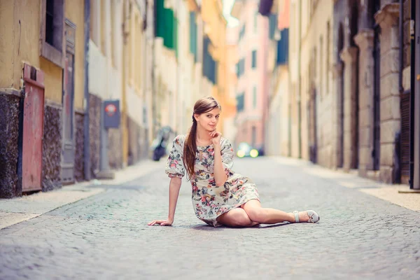 Menina bonita sentada na rua — Fotografia de Stock