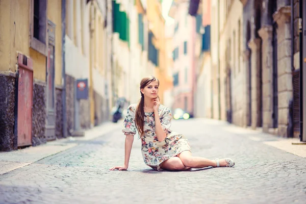 Bella ragazza seduta sulla strada — Foto Stock