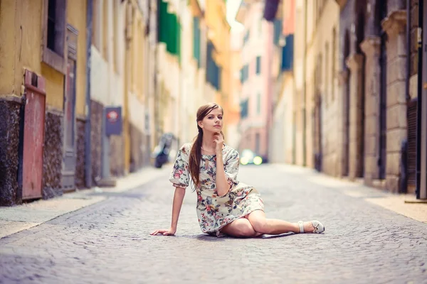 Gyönyörű lány ül utca — Stock Fotó
