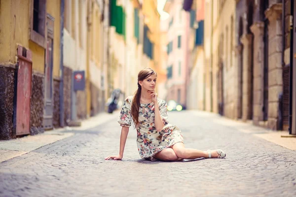 Menina bonita sentada na rua — Fotografia de Stock