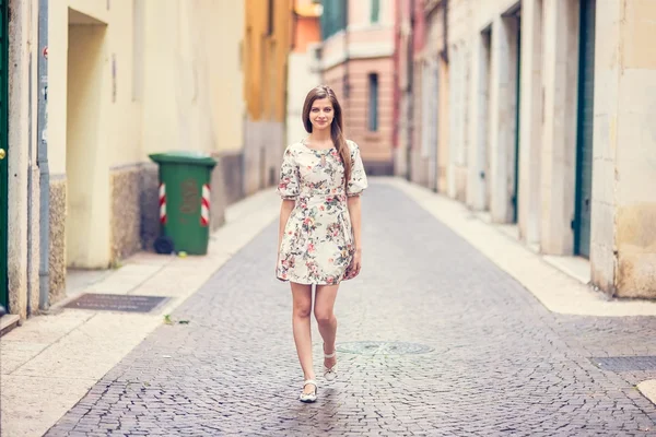 Senhora andando pela rua antiga — Fotografia de Stock