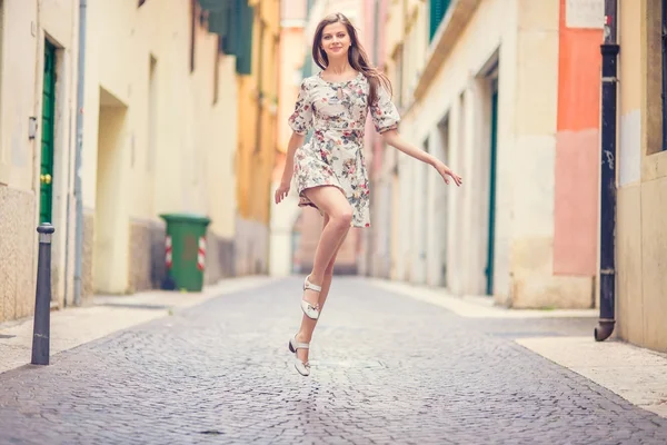 젊은 아름다움 여자 점프 — 스톡 사진