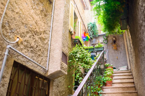 Calle pequeña ciudad en el lago de Garda Italia . —  Fotos de Stock