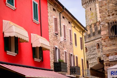 küçük kasaba Lake Garda İtalya'da sokak.