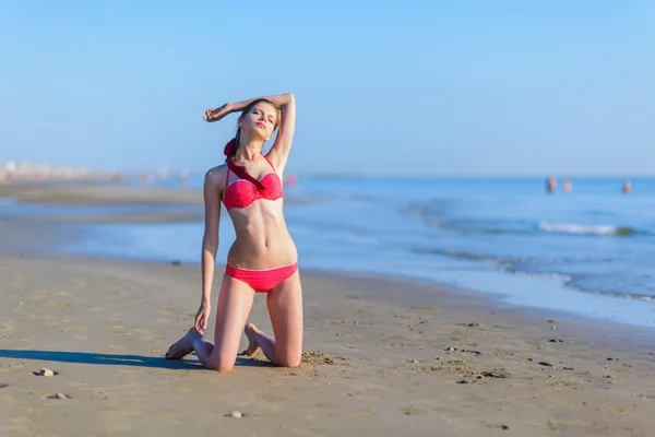 Piękna młoda kobieta pinup bikini na plaży — Zdjęcie stockowe