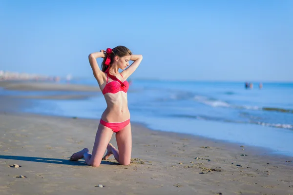 Όμορφη νεαρή γυναίκα pinup μπικίνι στην παραλία — Φωτογραφία Αρχείου