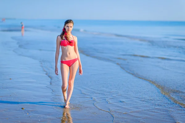 Schöne junge Frau im Bikini Pinup am Strand — Stockfoto