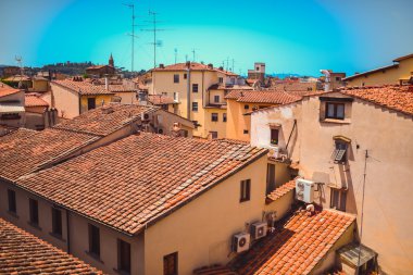 kiremitli çatıları ile çok sayıda ev