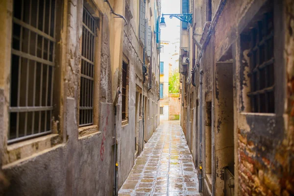 Calle estrecha en Venecia —  Fotos de Stock